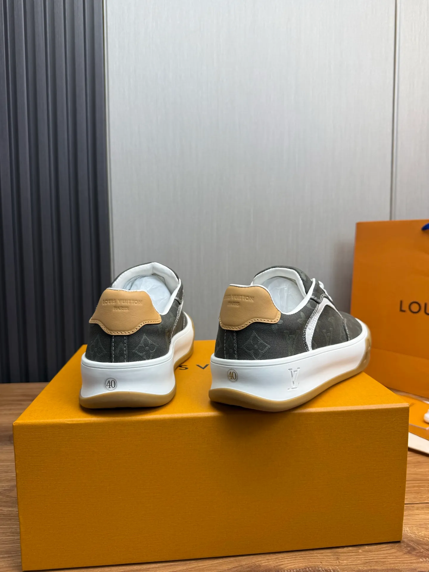 Men's shoes 620💰 Lv. Top purchasing agent🇮🇹 Louis Vuitton, sports sneakers counter synchronization, uppers imported from Italy, high-quality splicing and complex handicrafts, imported mesh pads are soft and comfortable, soles: original factory special soles, TPU exclusive movable molded soles super comfortable, original factory single goods, 🔍🔍high quality, you can enter and exit the counter at will, welcome to compare, code number 38-44 (customized 38.45)